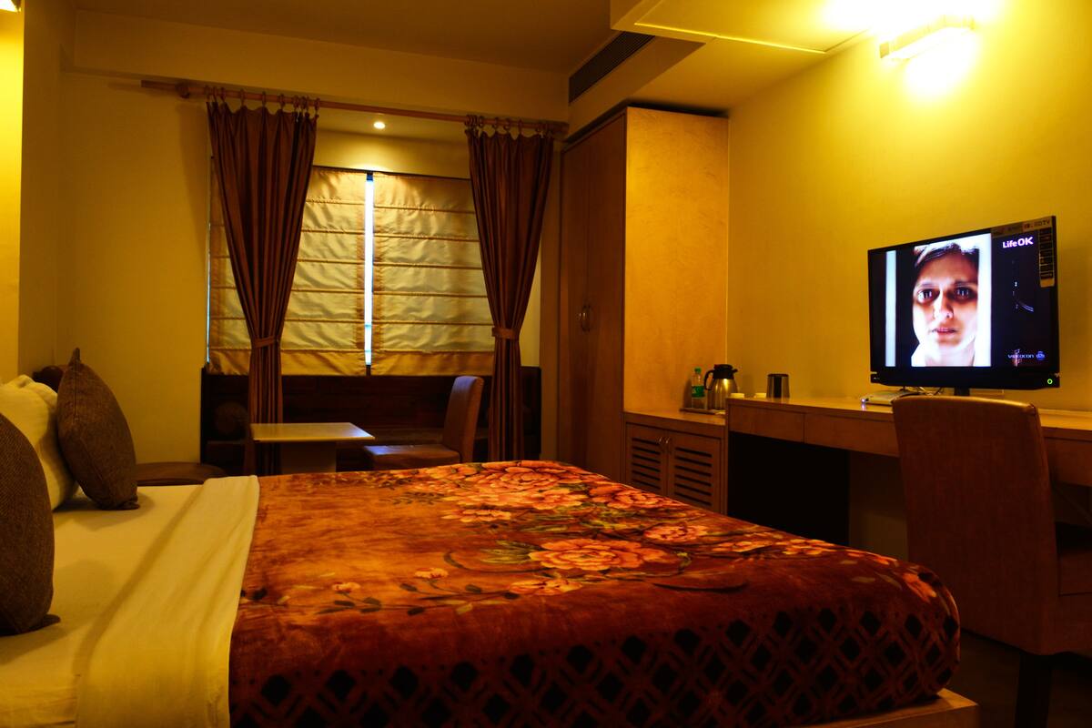 Premium Room | In-room safe, desk, iron/ironing board, rollaway beds