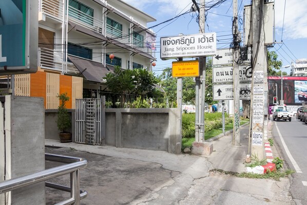 A hotel entrance with a sign indicating 'Jang Sripoom House'.