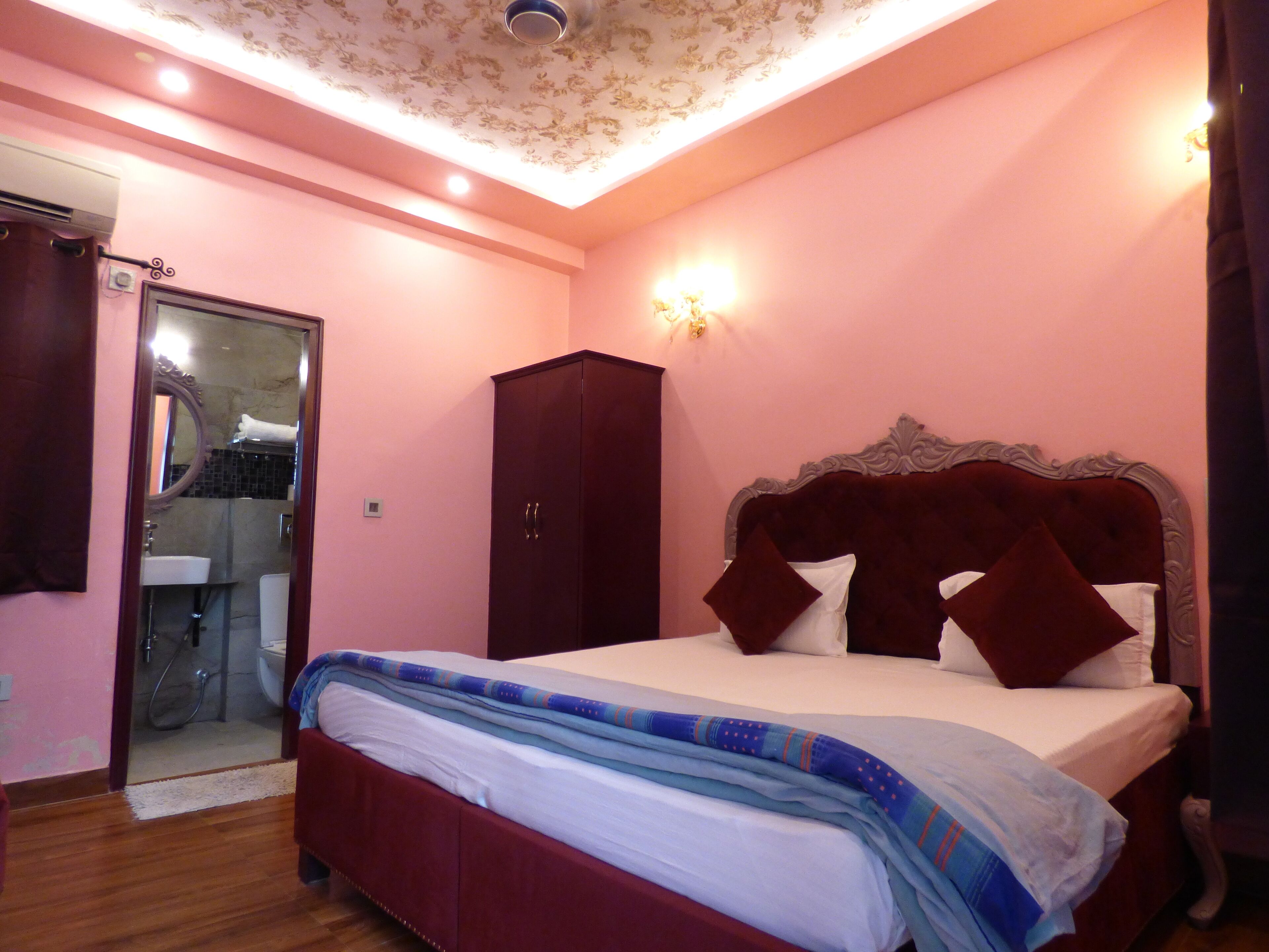 Desk, soundproofing, free WiFi, bed sheets