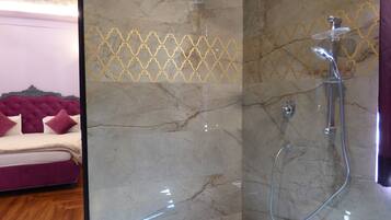 Family Room | Bathroom | Shower, free toiletries, hair dryer, towels