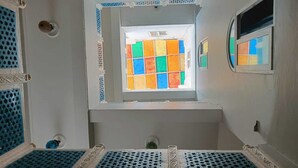 Un escalier offrant une vue sur un vitrail aux couleurs vives.