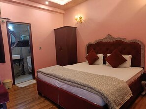 Työpöytä, äänieristys, ilmainen Wi-Fi, vuodevaatteet