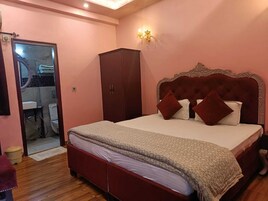 Desk, soundproofing, free WiFi, bed sheets