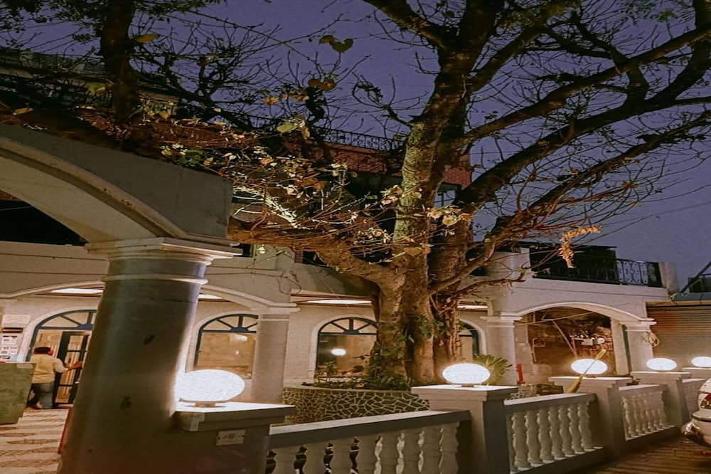 Maya Hotel & Restaurant