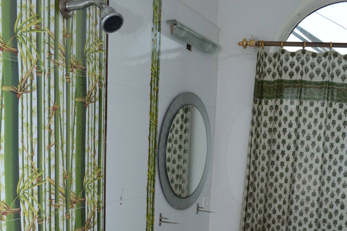 Douche, articles de toilette gratuits, sĂšche-cheveux