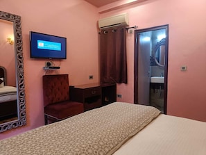 Desk, soundproofing, free WiFi, bed sheets - Maya Hotel & Restaurant (Agra)