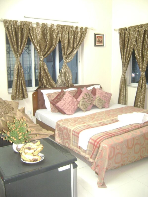 Premium bedding, desk, rollaway beds, free WiFi