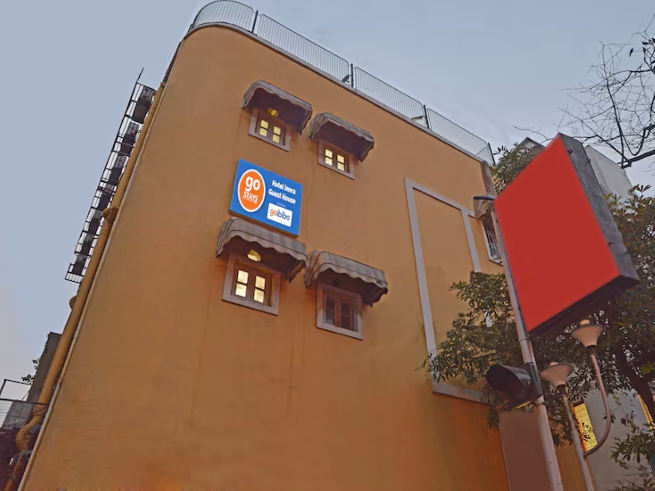 A hotel with a sign indicating it is part of the GO!STATES chain.