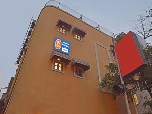 Hotelli, jonka kyltissä kerrotaan sen kuuluvan GO!STATES-hotelliketjuun.