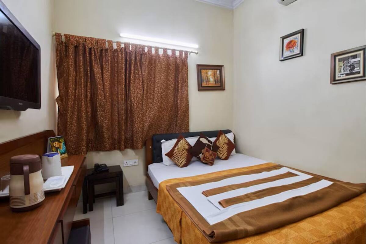 Standard Double Room | Premium bedding, WiFi (free)