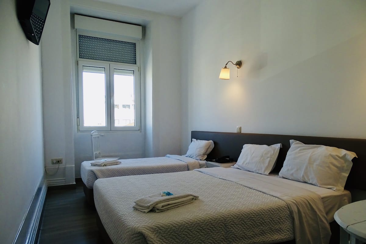 Triple Room | In-room safe, desk, soundproofing, free WiFi