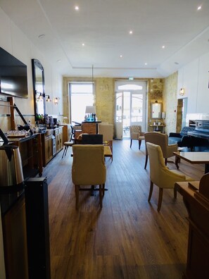 Petit déjeuner buffet (10 EUR par personne)