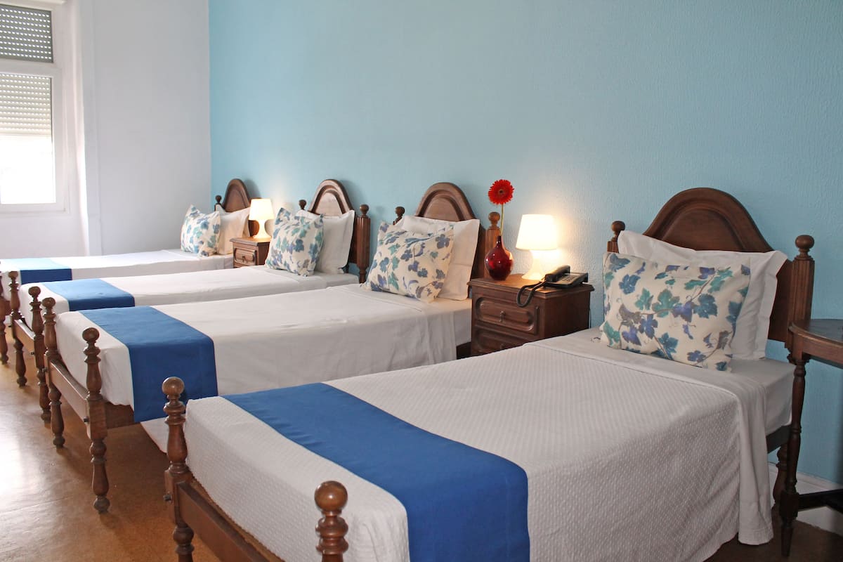 Quadruple Room | In-room safe, desk, soundproofing, free WiFi