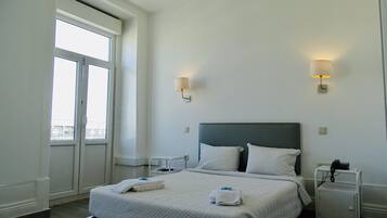 双人房 | 客房内保险箱、办公桌、隔音、免费 WiFi