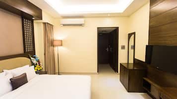 Executive Double Room | Living room | Flat-screen TV