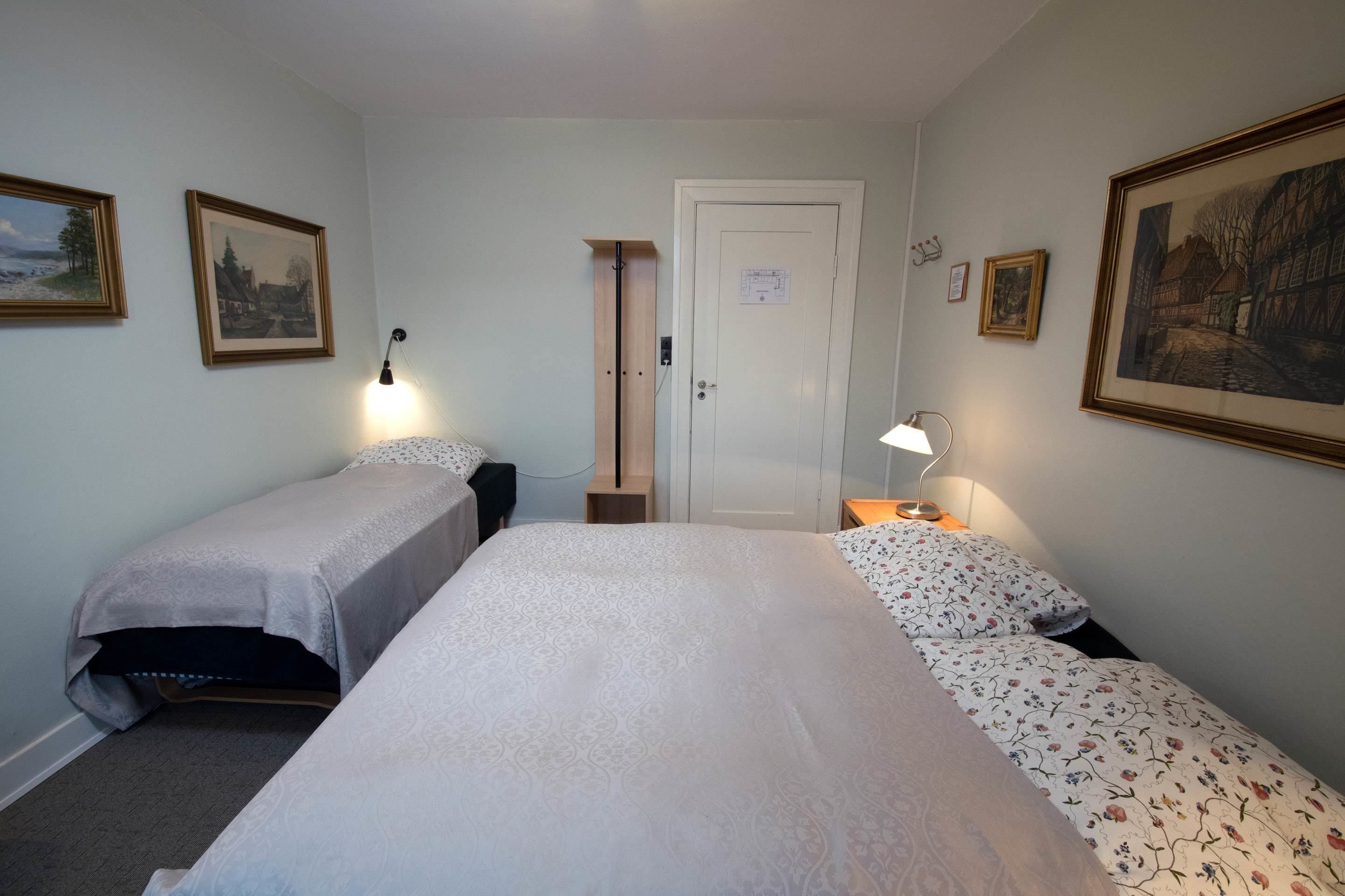 Habitación triple, baño compartido | Ropa de cama de alta calidad, cortinas blackout y wifi gratis 