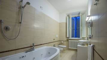 Suite | Baño | Regadera tipo lluvia, amenidades de baño gratuitas, secadora de cabello