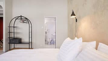 In-room safe, desk, free WiFi