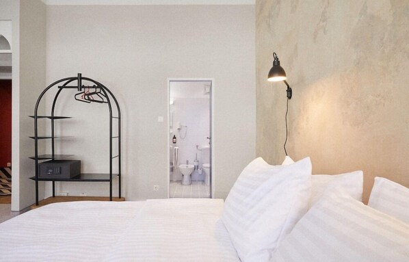 In-room safe, desk, free WiFi