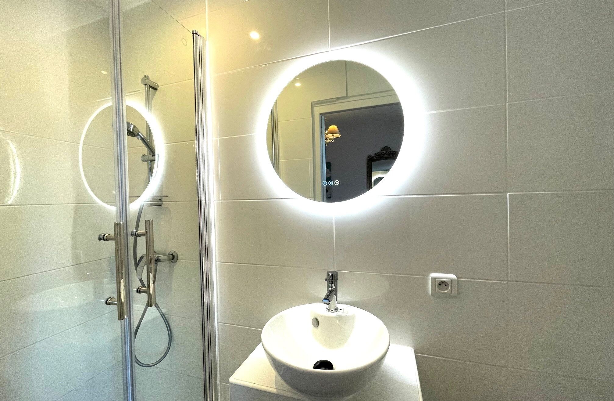 standard double room, bathtub | bathroom | free toiletries, towels