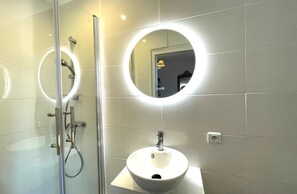 Kahden hengen standard-huone | Kylpyhuone | Ilmaiset hygieniatuotteet, pyyhkeet