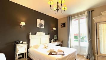 Phòng Superior (Double or Triple occupancy) | Trang trí khác biệt, bàn, màn/rèm cản sáng, bàn ủi/dụng cụ ủi quần áo