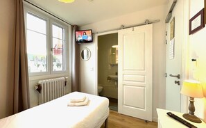Standard Single Room with Shower | Individually decorated, desk, blackout curtains, iron/ironing board - Villa les Mots Passants (Cabourg)