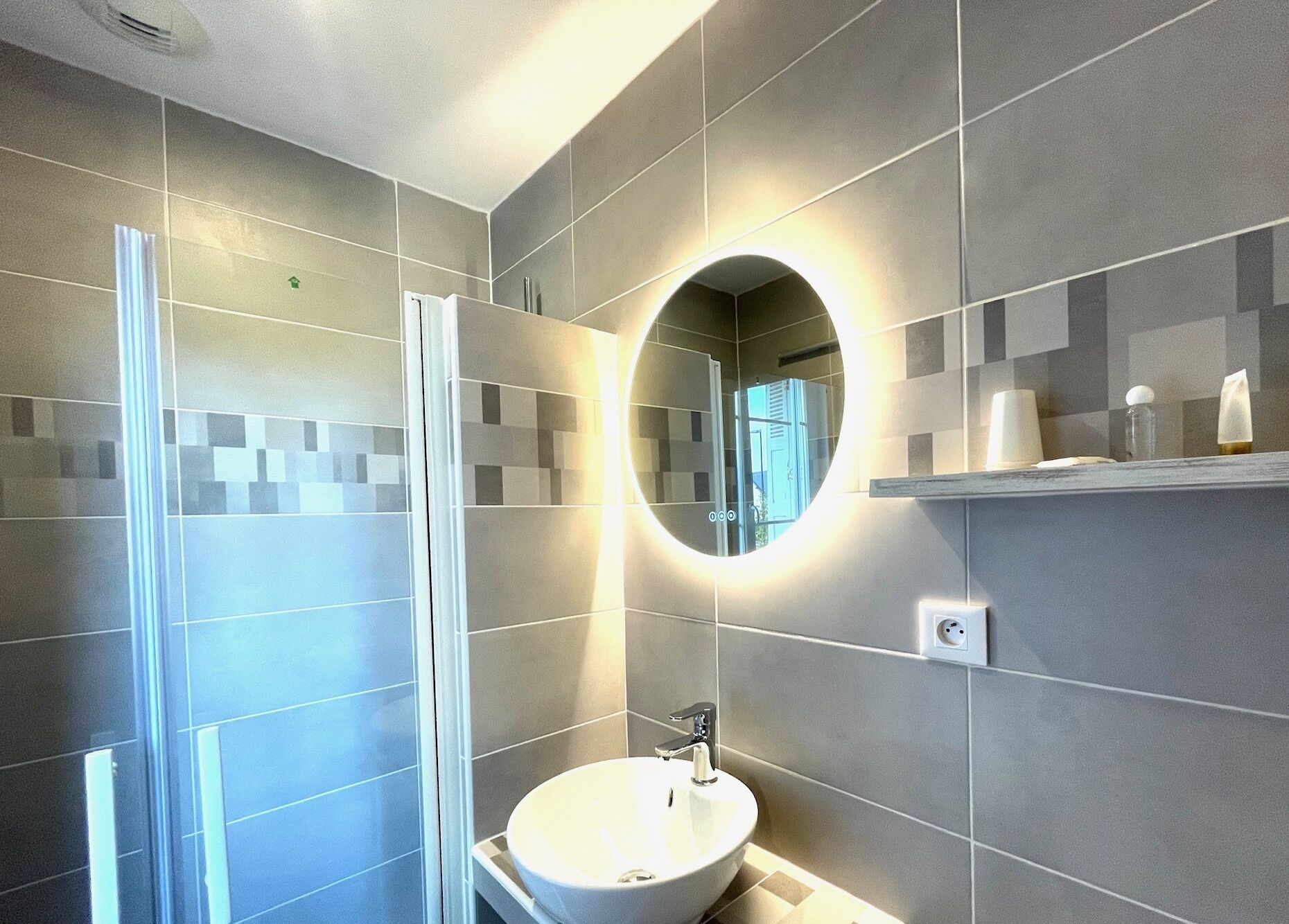 standard double room (petite) shower | bathroom | free toiletries, towels