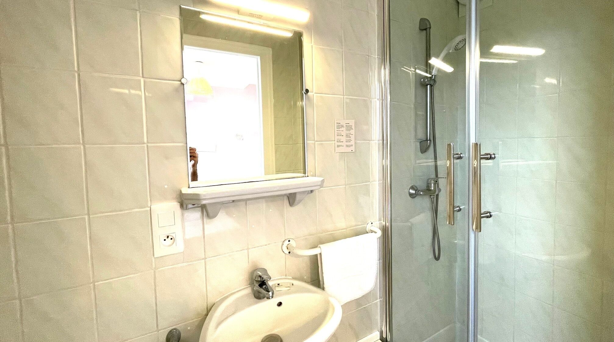 standard single room with shower | bathroom | free toiletries, towels