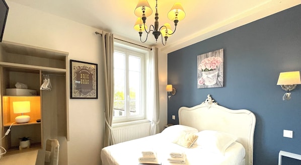 Standard Double Room (Petite) shower | Individually decorated, desk, blackout drapes, iron/ironing board