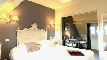 Chambre romantique avec bain | Décoration personnalisée, bureau, rideaux occultants