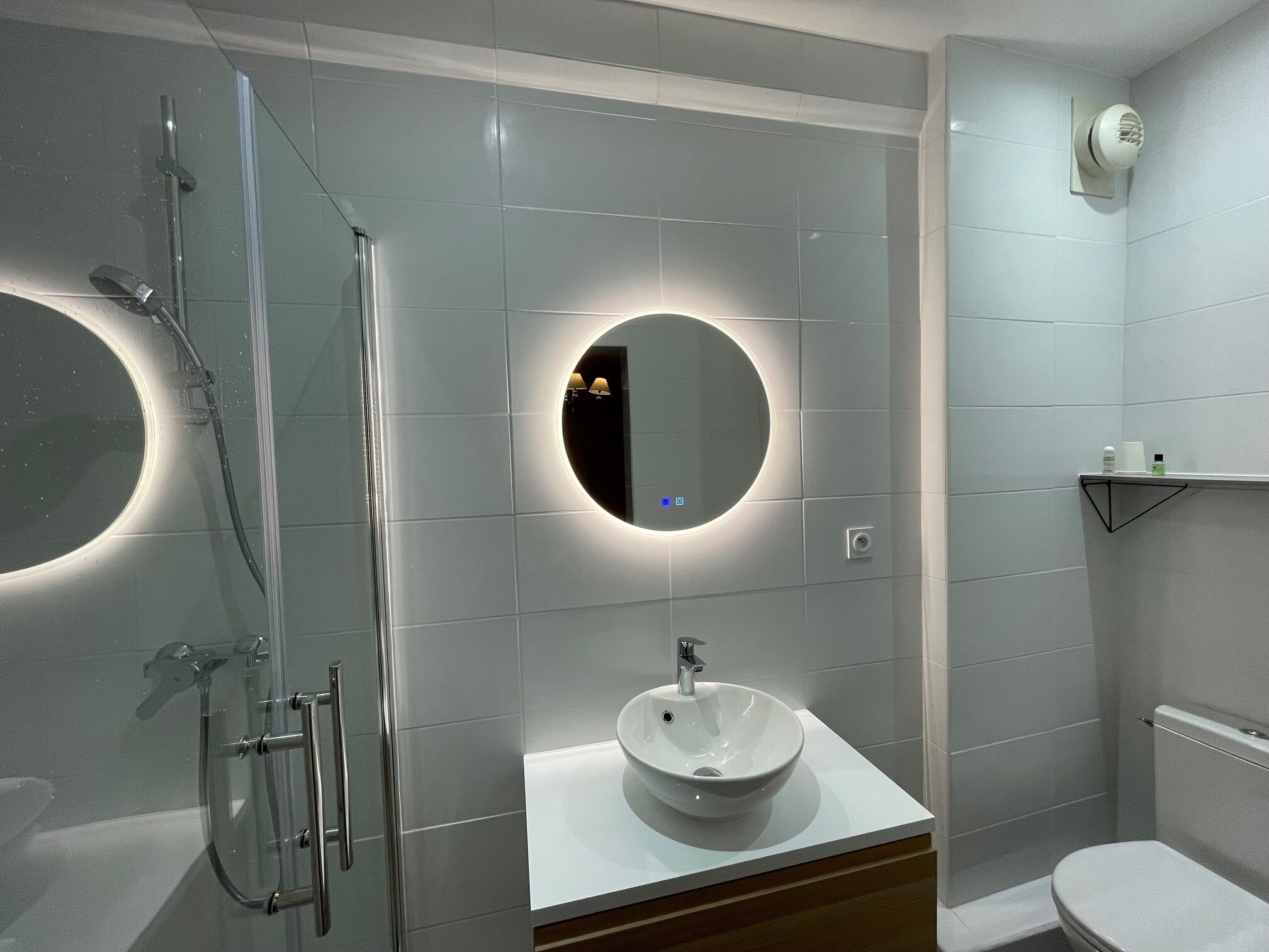 superior room, bathtub (double or triple occupancy) | bathroom | free toiletries, towels