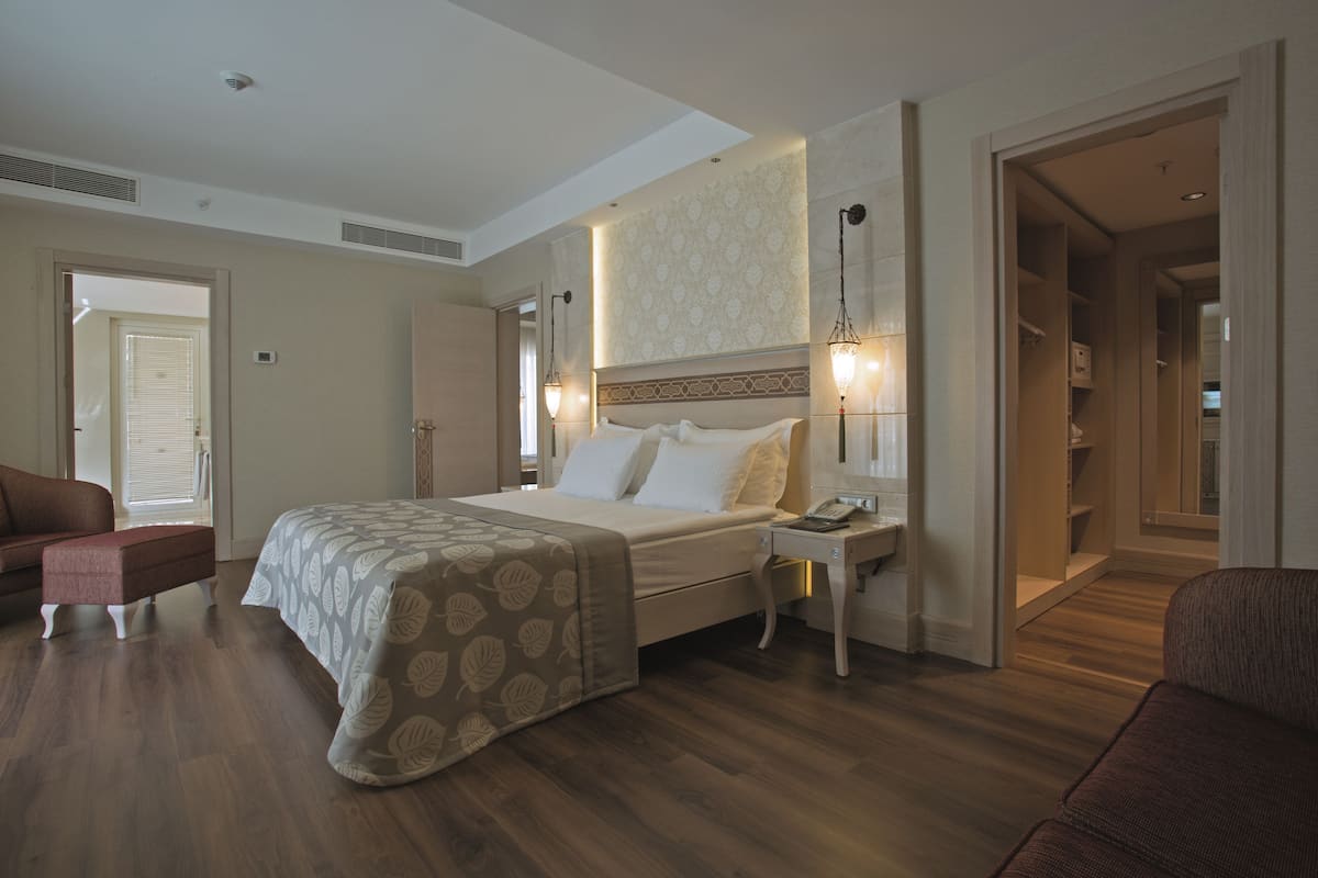 Minibar (free items), in-room safe, cribs (free), WiFi (free)