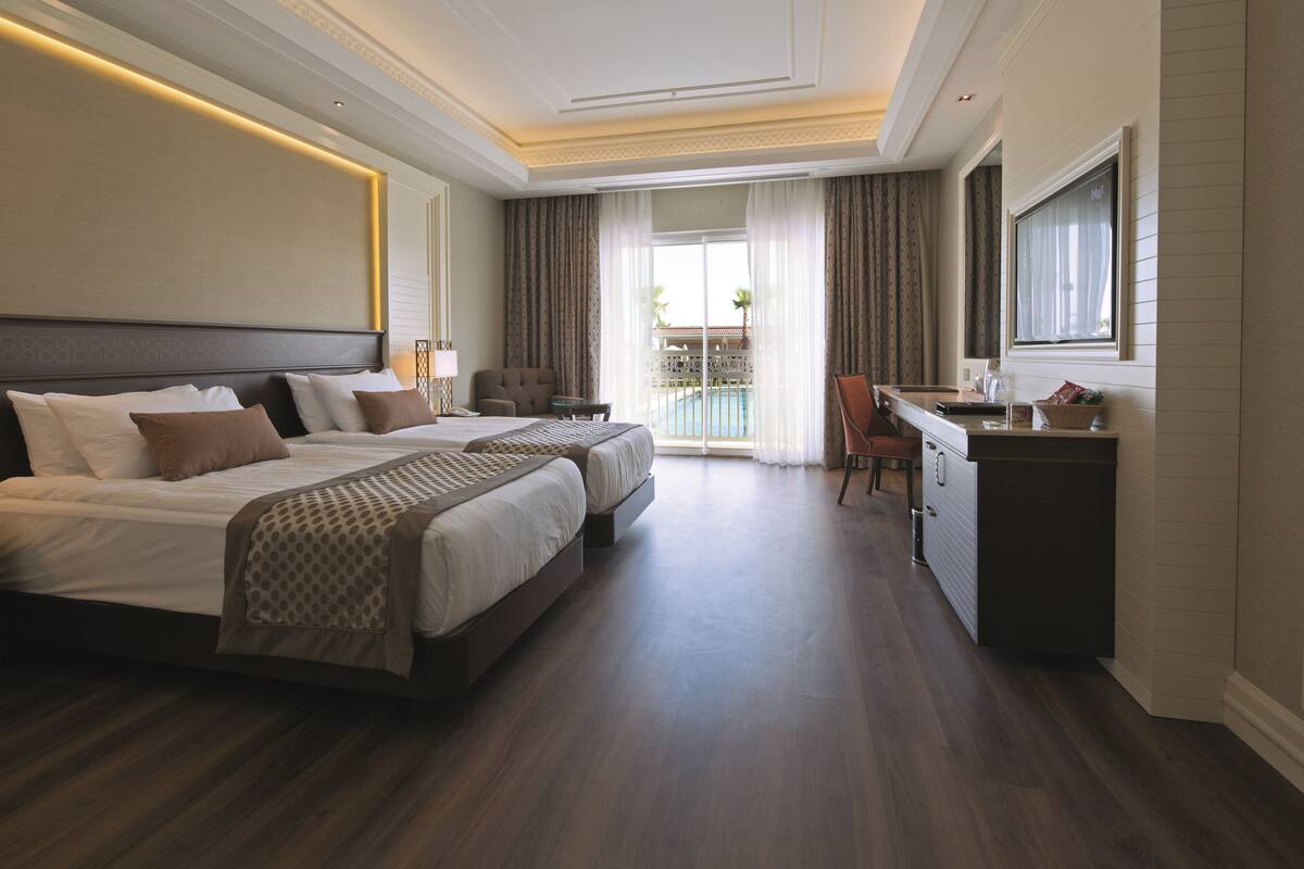 Minibar (free items), in-room safe, cribs (free), WiFi (free)