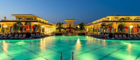 Inomhuspool, 5 utomhuspooler, parasoller och solstolar