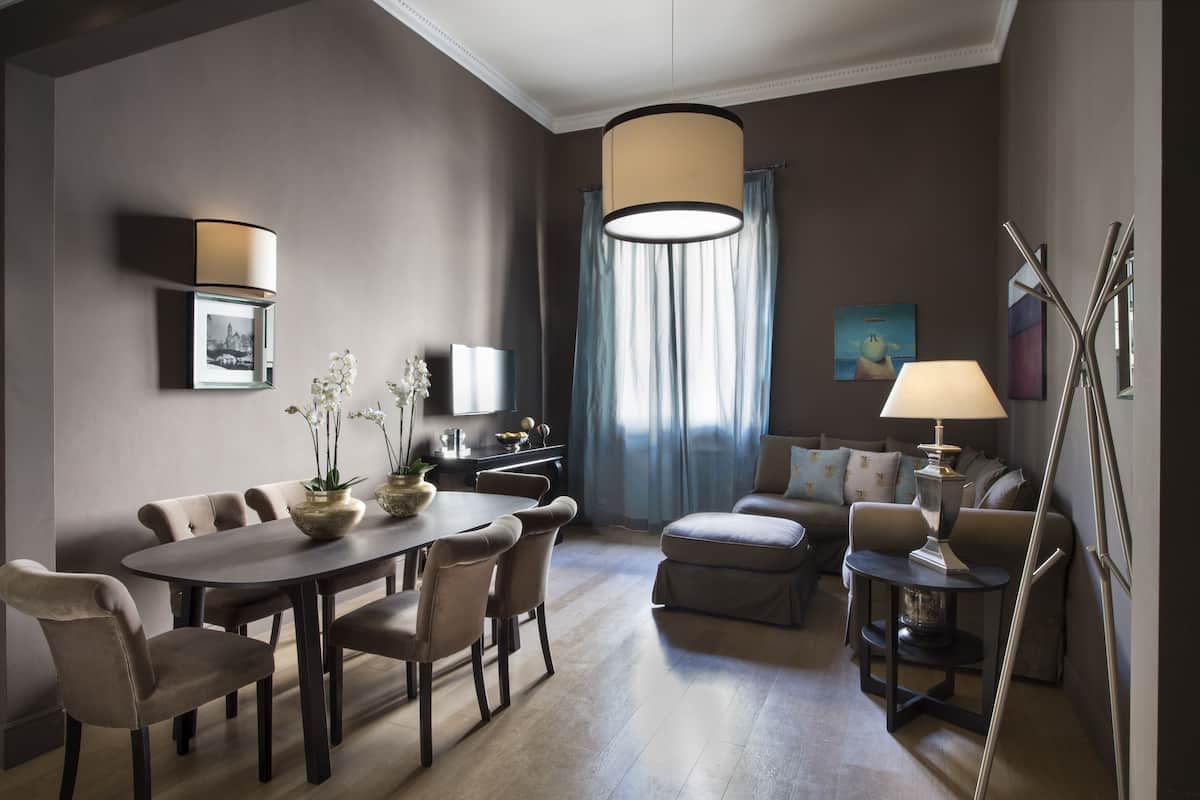 Deluxe suite, 2 slaapkamers | 1 slaapkamer, luxe beddengoed, donzen dekbedden