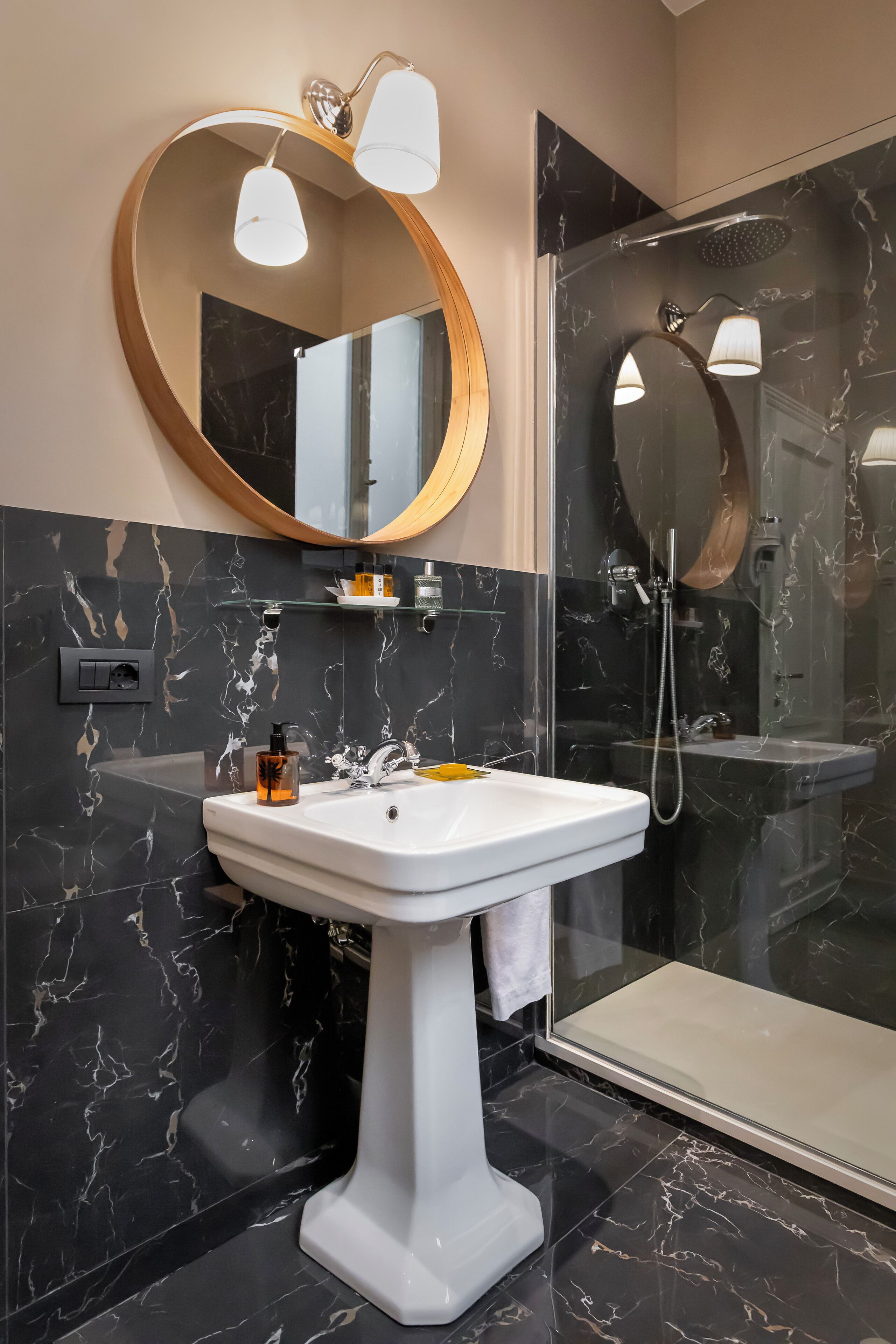 Estudio clásico | Baño | Regadera, amenidades de baño gratuitas, secadora de cabello, pantuflas 