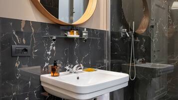 Studio Klasik | Kamar mandi | Shower, perlengkapan mandi gratis, pengering rambut, dan sandal