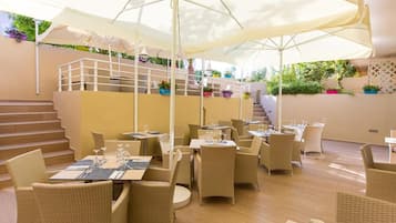 Breakfast, lunch and dinner served