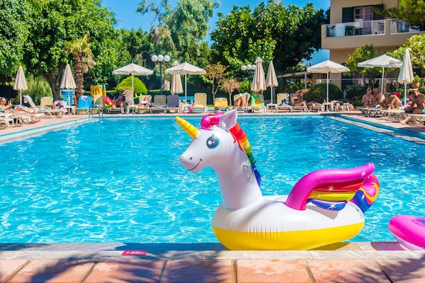 Utomhuspool, parasoller och solstolar