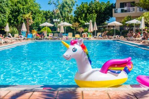 Outdoor pool, pool umbrellas, pool loungers - Solimar Ruby (Hersonissos)