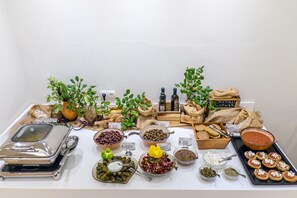 早餐,供應午餐和晚餐