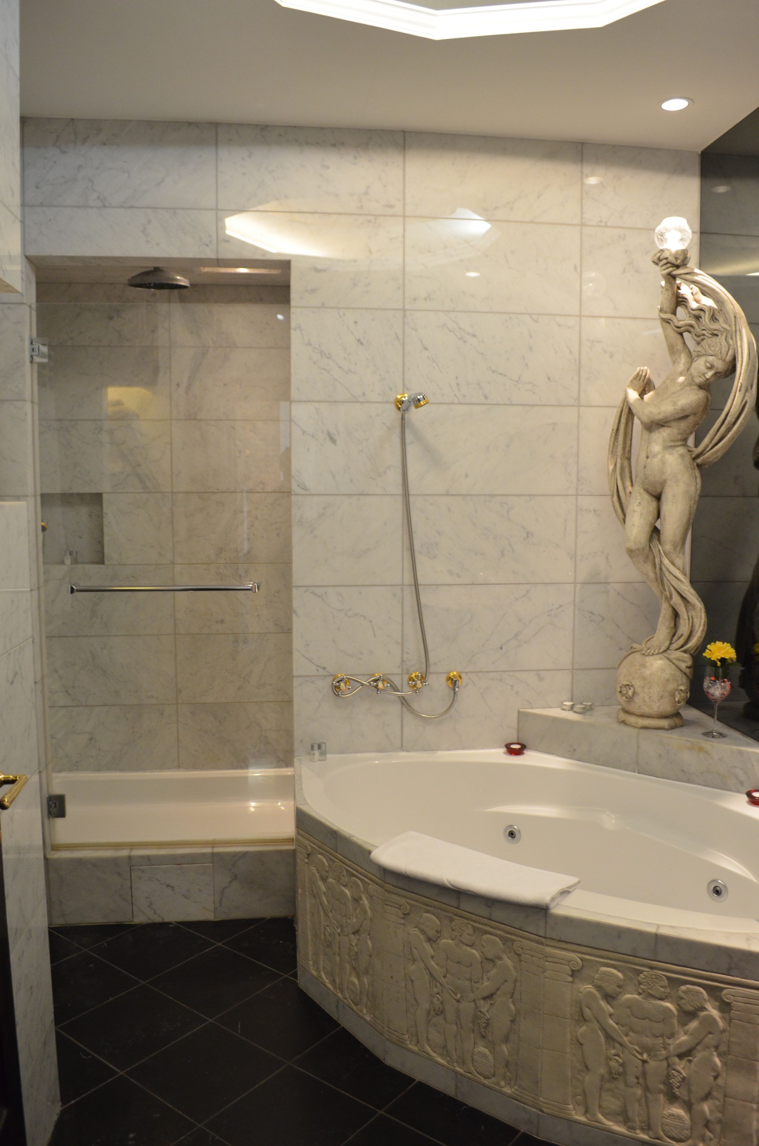 family suite, 1 bedroom, accessible, smoking | jetted bathtub