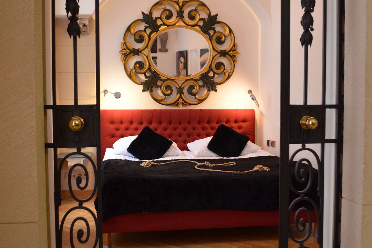 family suite, 1 bedroom, accessible, smoking | premium bedding, in-room safe, desk, soundproofing