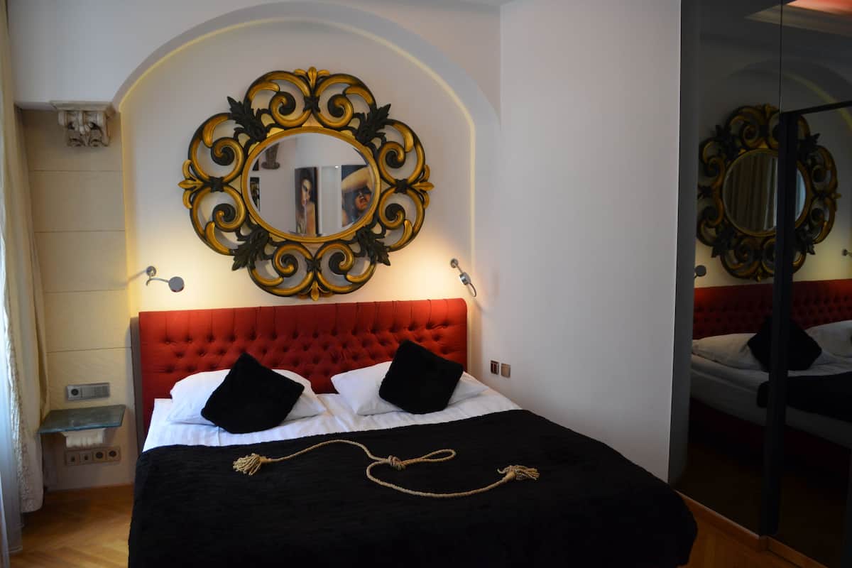 family suite, 1 bedroom, accessible, smoking | premium bedding, in-room safe, desk, soundproofing