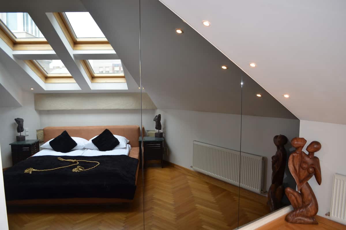 exclusive suite, 1 king bed, smoking | premium bedding, in-room safe, desk, soundproofing