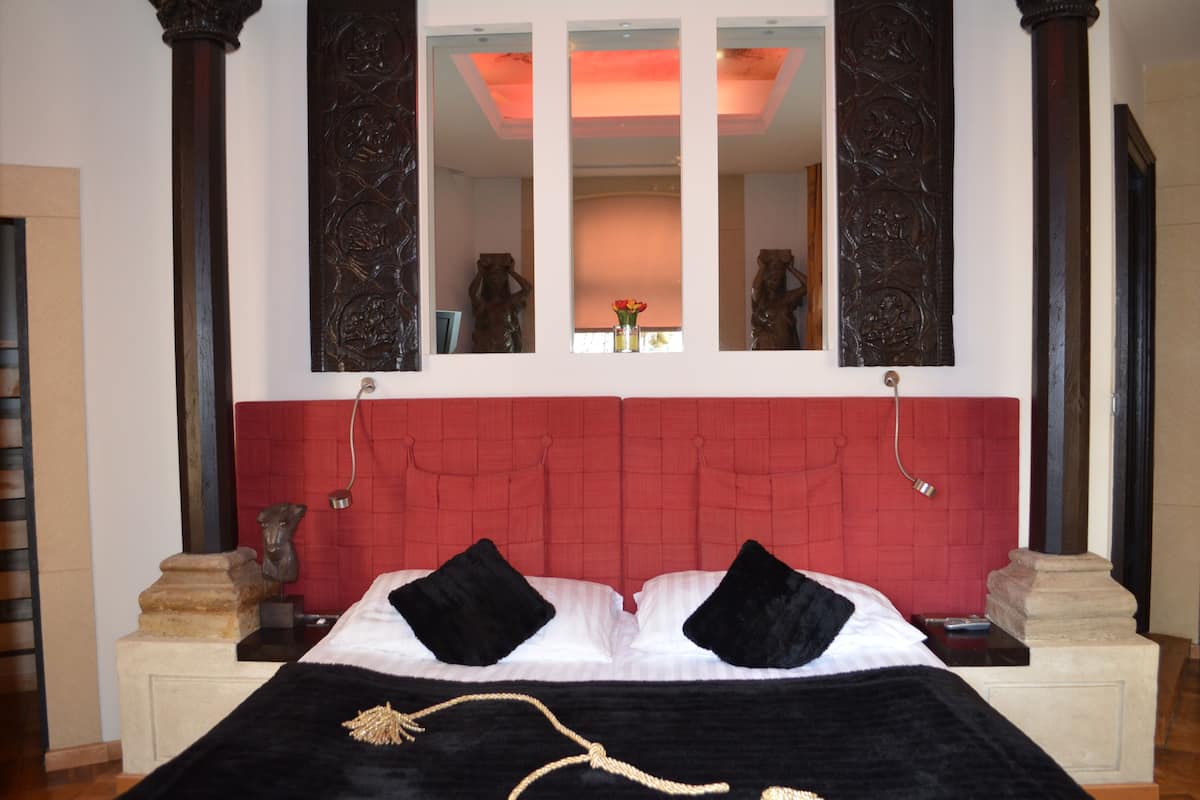 exclusive suite, 1 king bed, smoking | premium bedding, in-room safe, desk, soundproofing