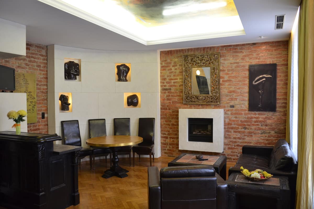 Family Suite, 1 Bedroom, Accessible, Smoking | Living room | Flat-screen TV, fireplace