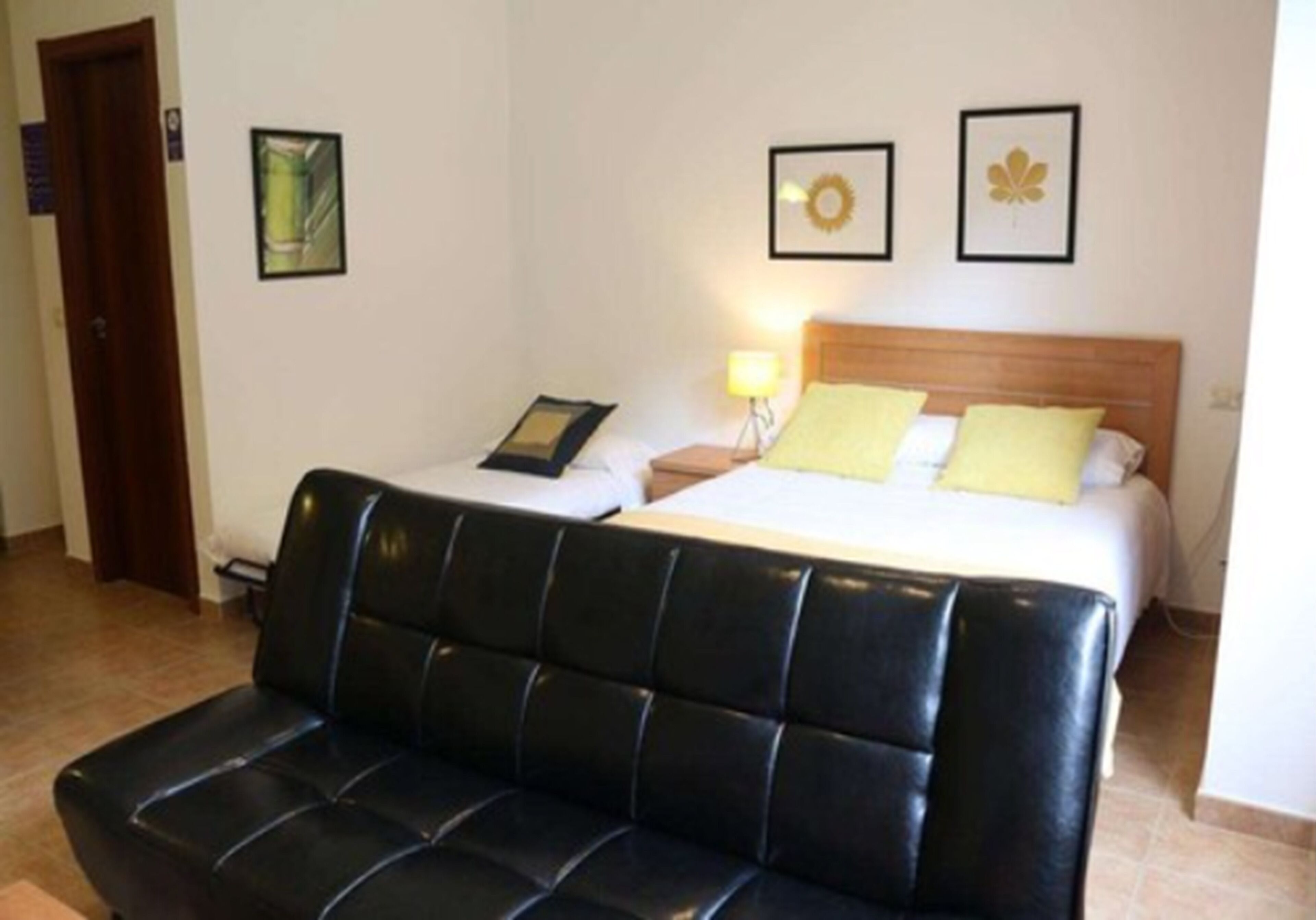 studio (triple) | iron/ironing board, free wifi, bed sheets