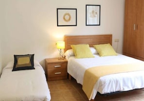 Studio (triple) | Iron/ironing board, free WiFi, bed sheets